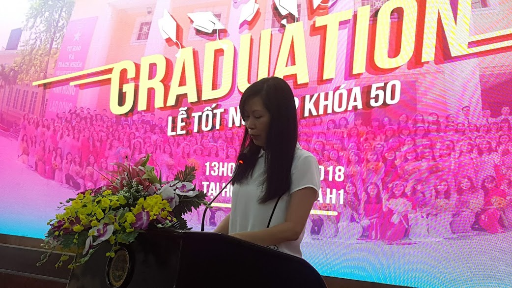Ths Ngô Quỳnh Chi đọc quyết định tốt nghiệp
