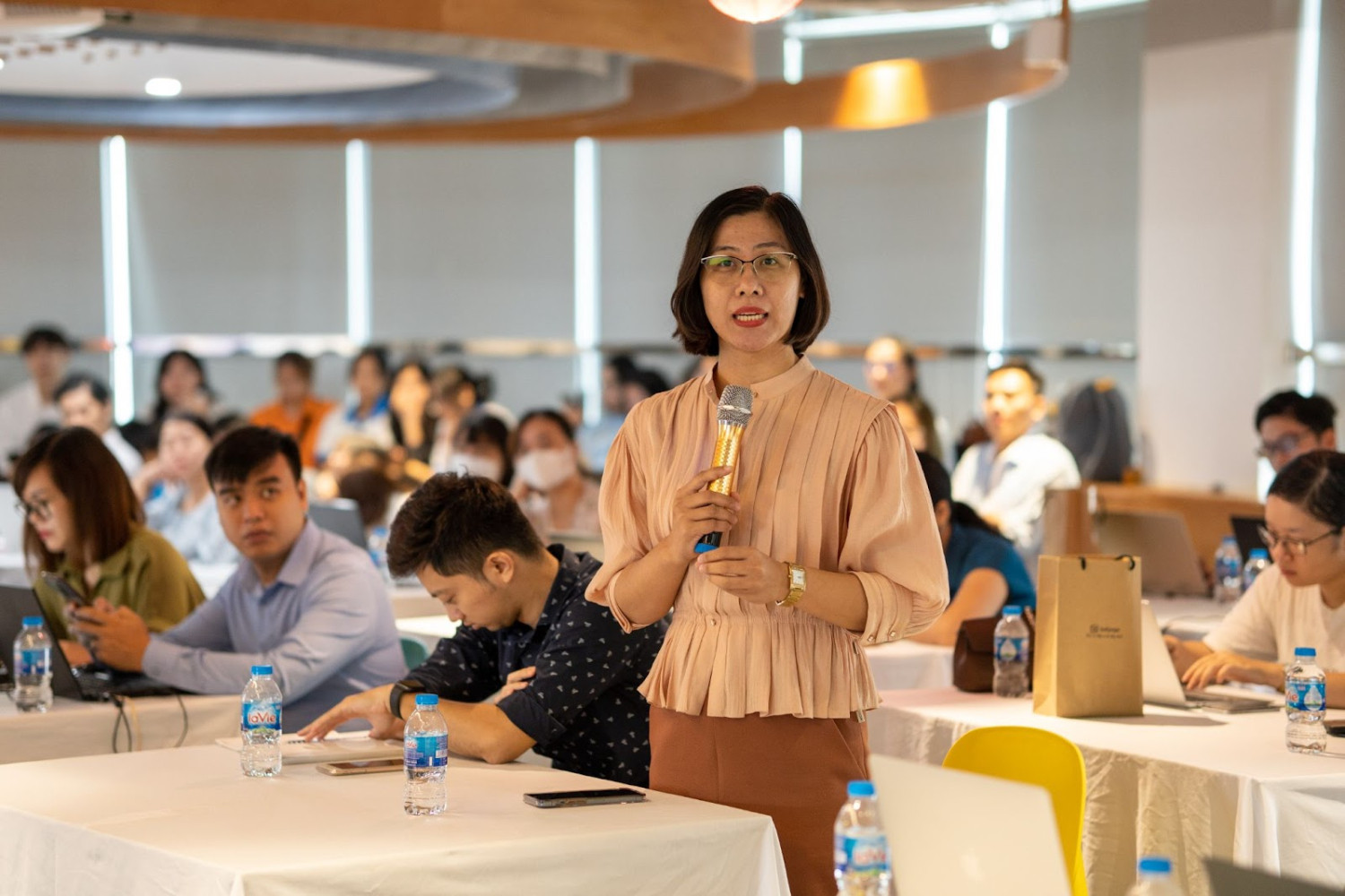 Ts Vũ Thuý Hằng thảo luận trong buổi tập huấn
