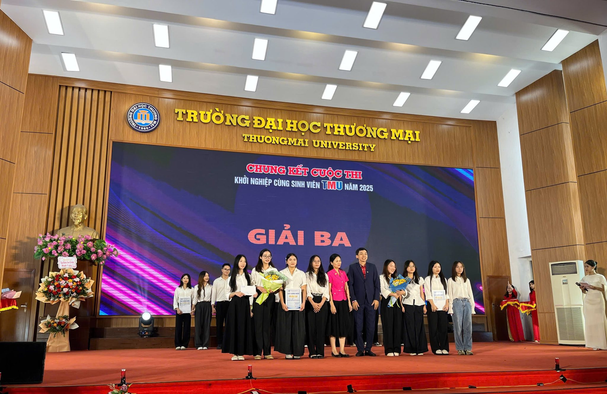 VINH DANH ĐỘI THI “JOYFUL LEARNING” – VIỆN QUẢN TRỊ KINH DOANH XUẤT SẮC ĐẠT GIẢI BA CUỘC THI TMU’S STARTUP_2025!