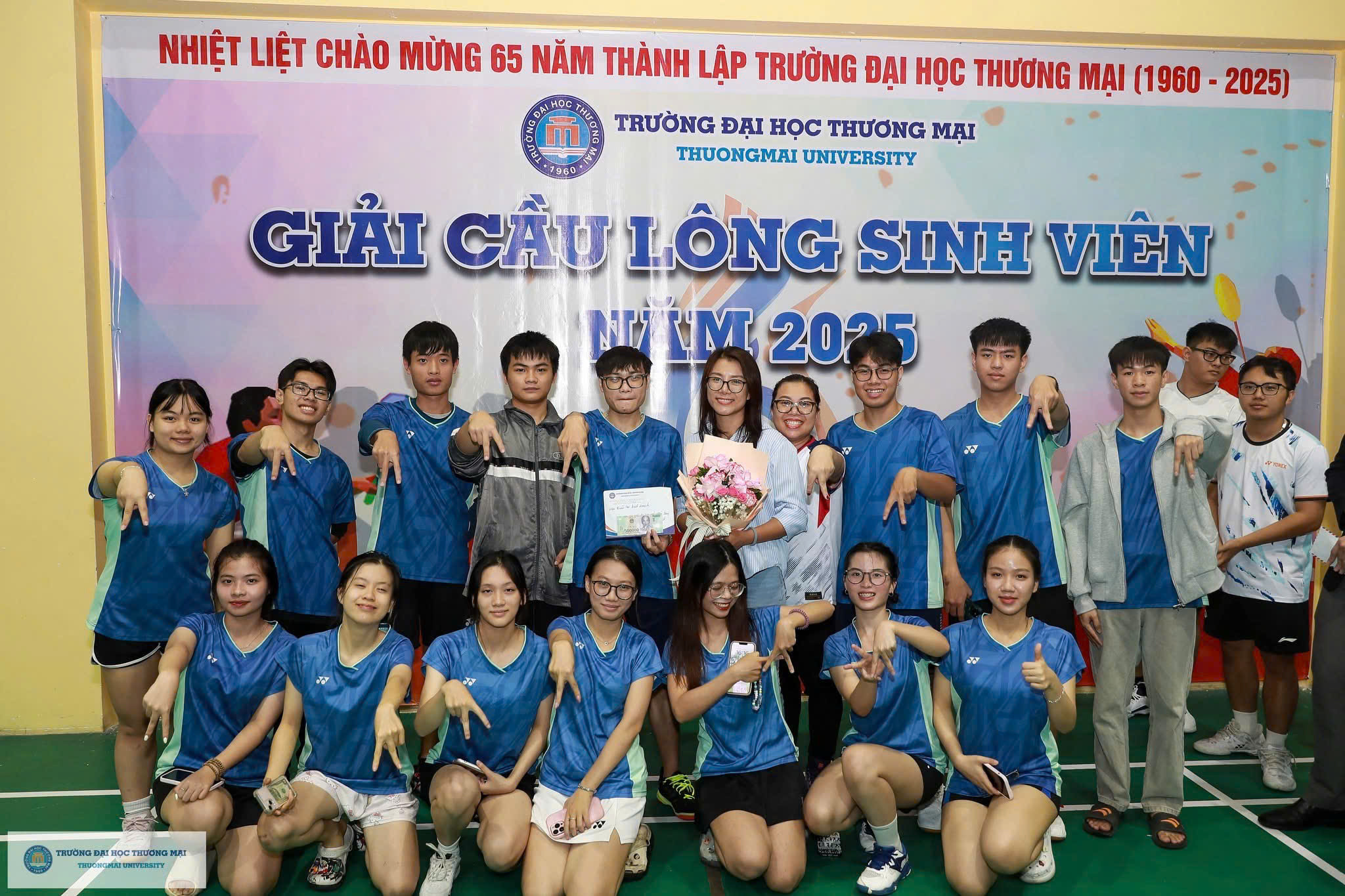 VINH DANH THÀNH TÍCH CLB CẦU LÔNG VIỆN QUẢN TRỊ KINH DOANH