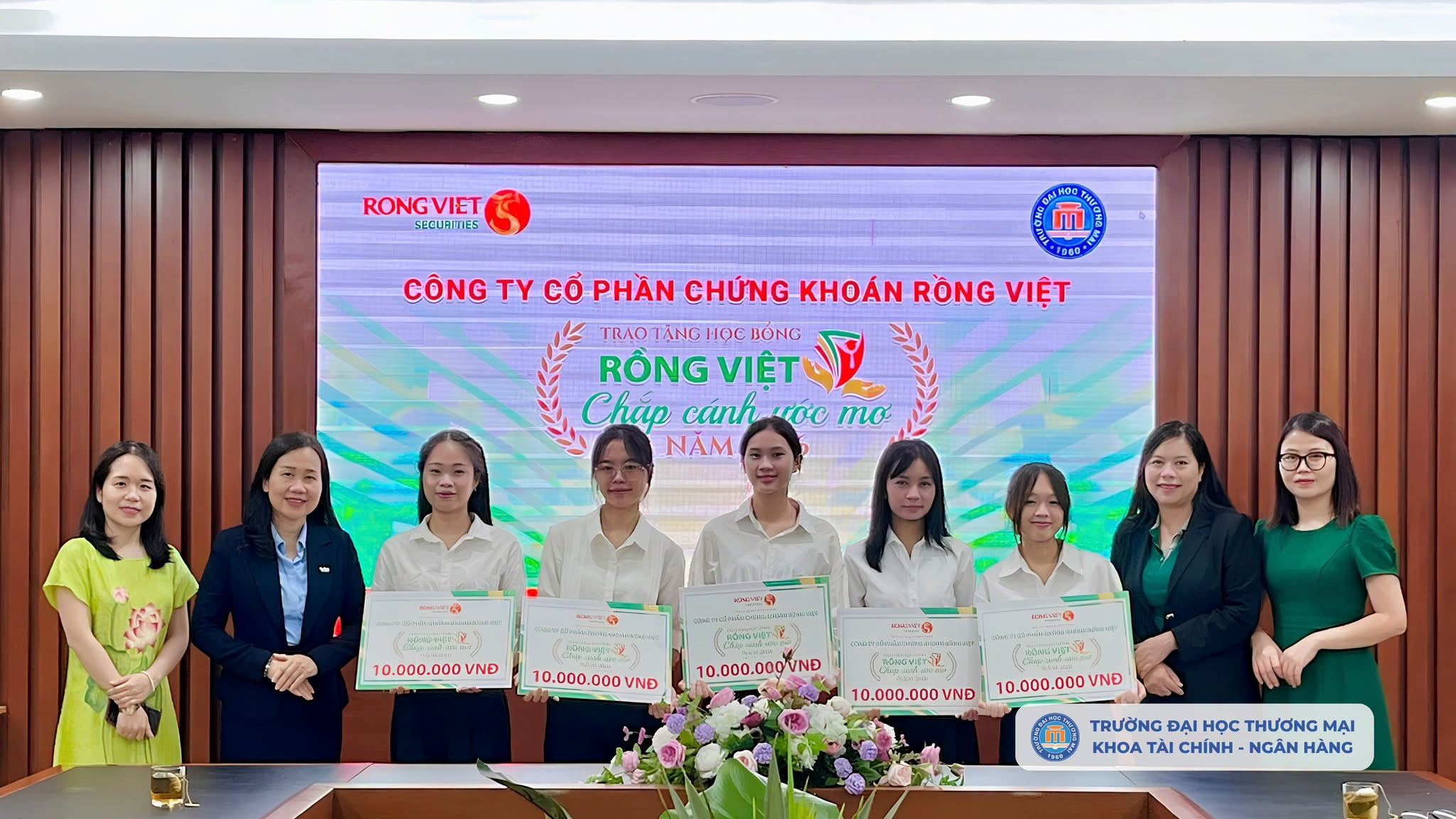 BUỔI LỄ TRAO HỌC BỔNG RỒNG VIỆT “CHẮP CÁNH ƯỚC MƠ” - GỬI GẮM NIỀM TIN