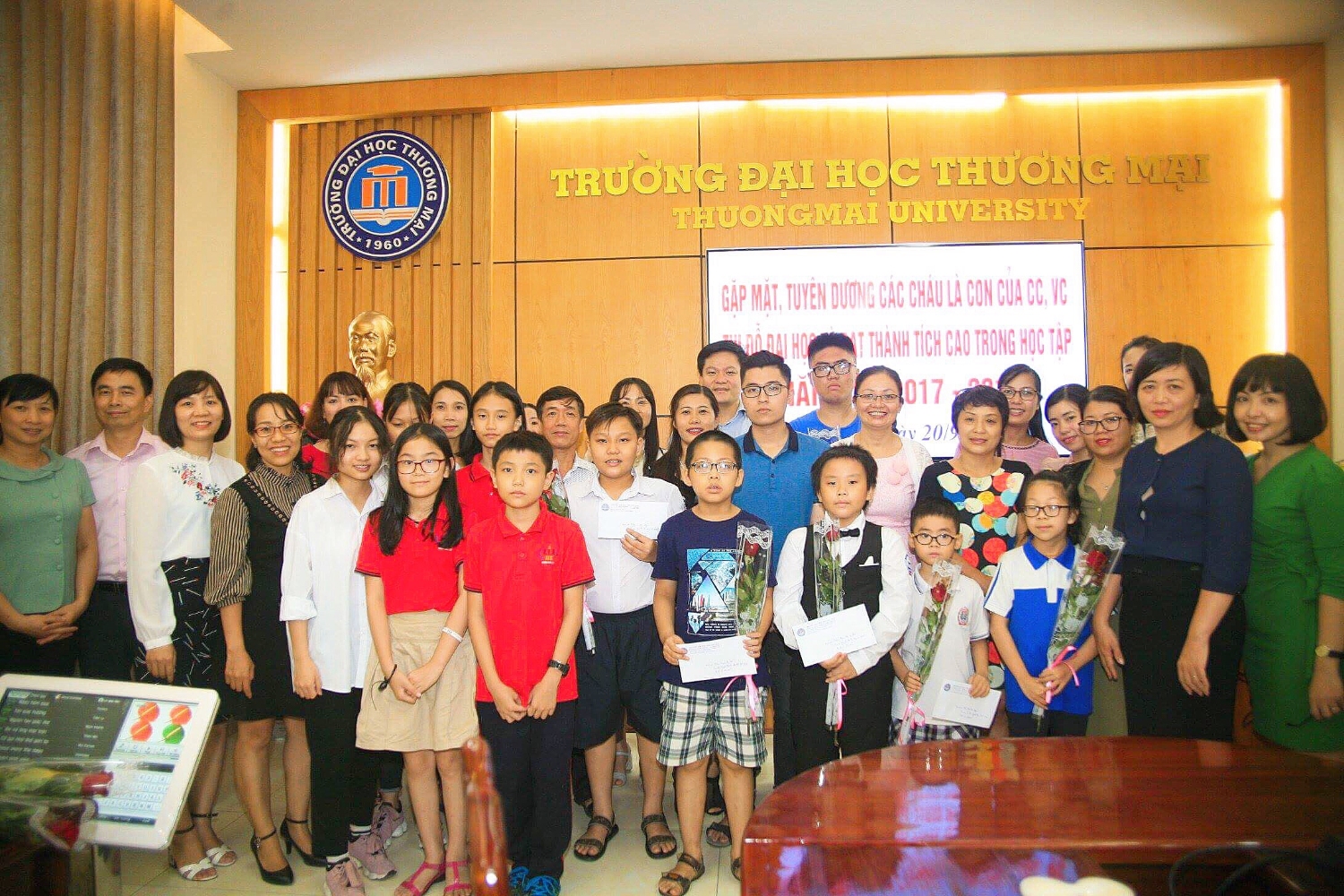 GẶP MẶT TUYÊN DƯƠNG CÁC CHÁU LÀ CON CÔNG CHỨC, VIÊN CHỨC TRƯỜNG ĐH THƯƠNG MẠI ĐỖ ĐẠI HỌC VÀ ĐẠT THÀNH TÍCH CAO TRONG HỌC TẬP NĂM HỌC 2017-2018