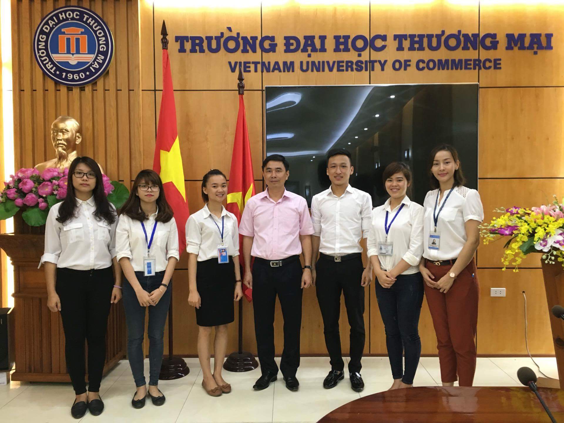 Chi bộ Khoa Quản trị doanh nghiệp tổ chức Lễ kết nạp Đảng